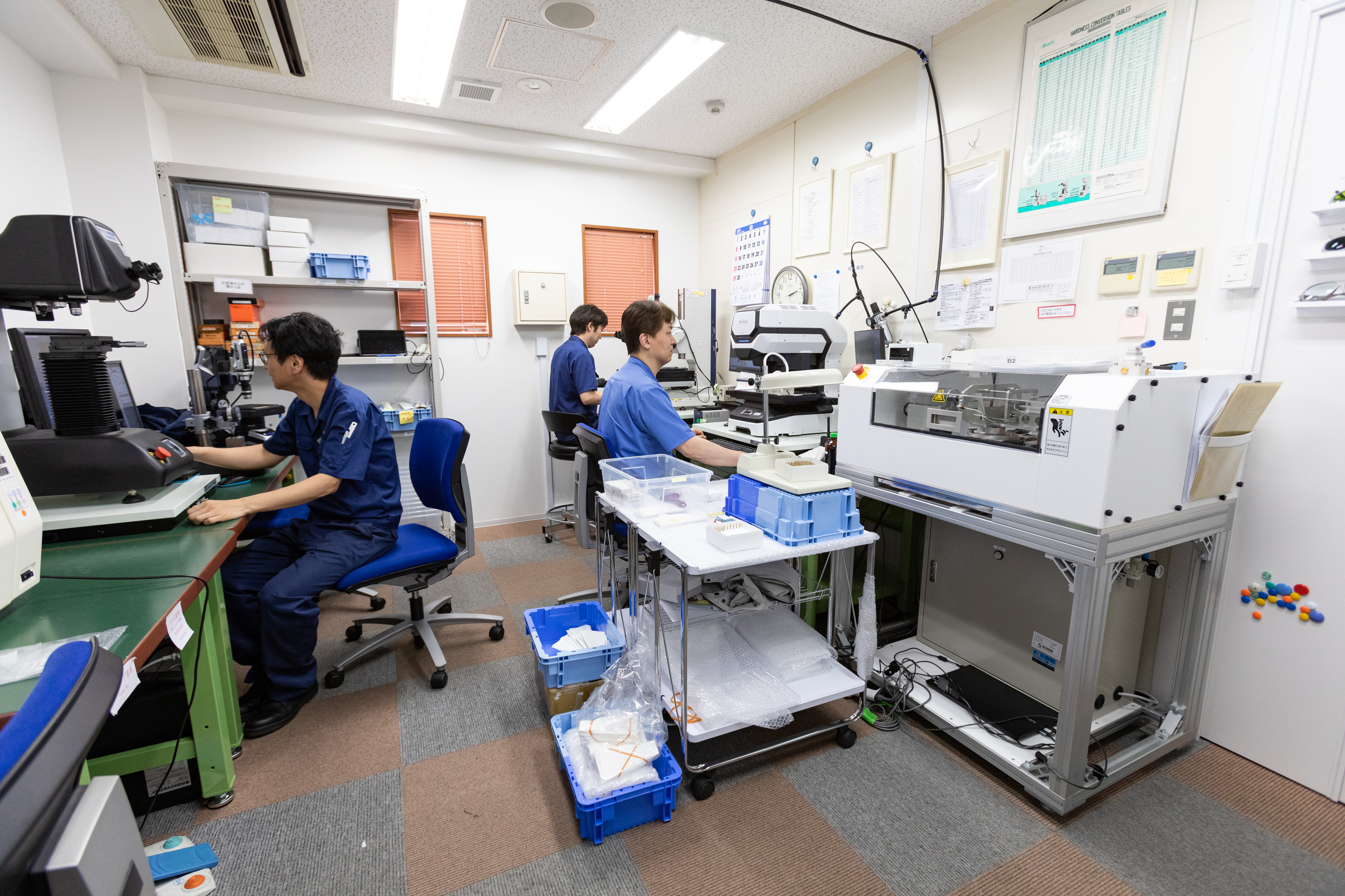 検査室で出荷前の最終チェック